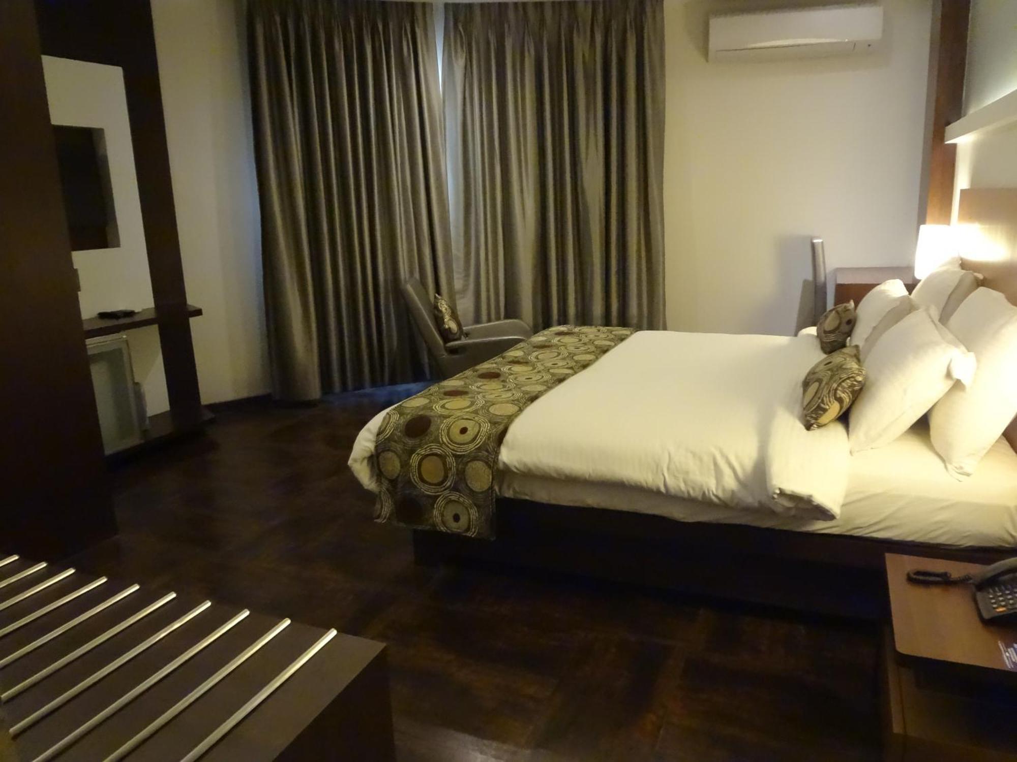 Hotel Galaxy Мумбаи Экстерьер фото