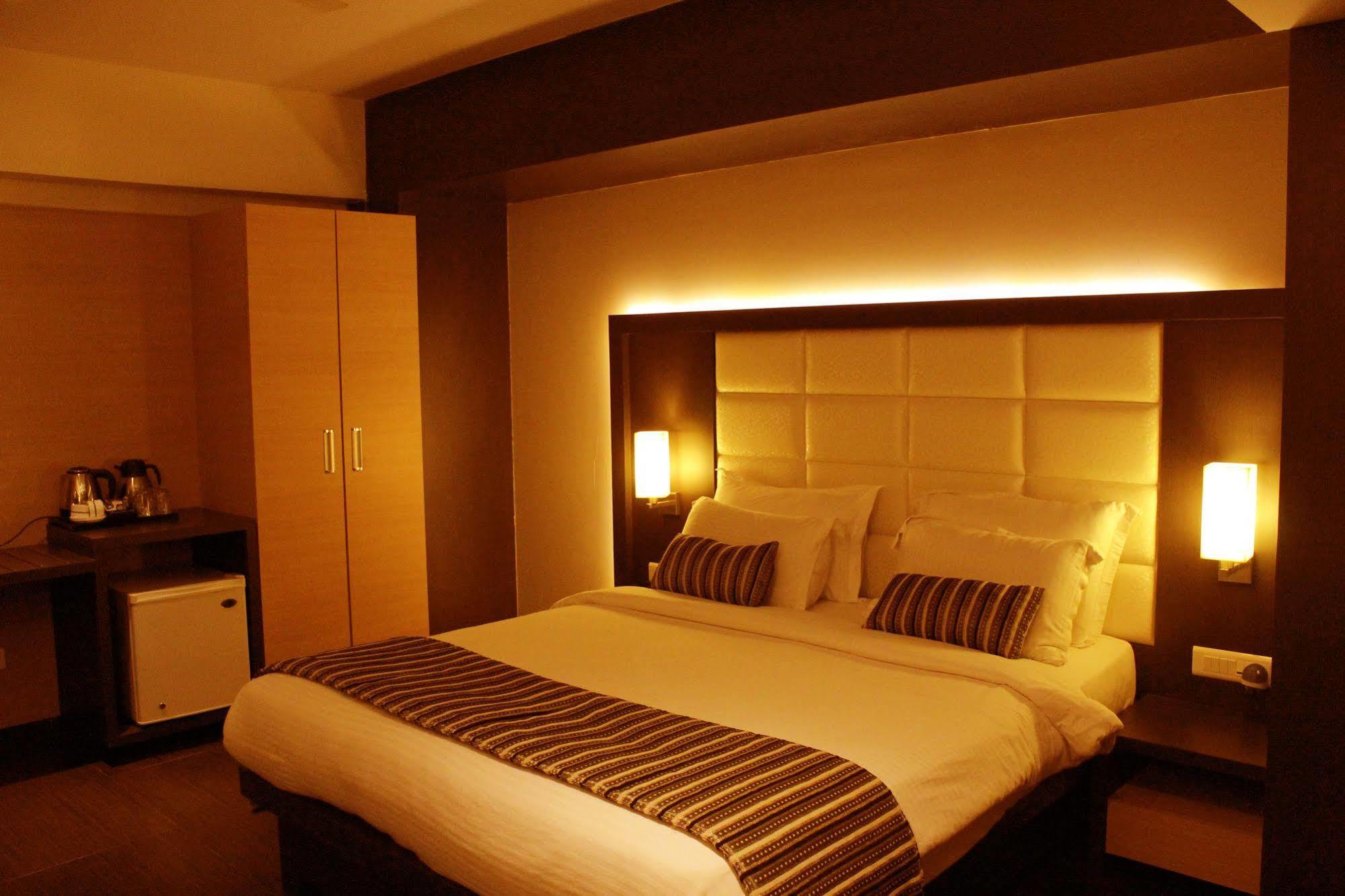 Hotel Galaxy Мумбаи Экстерьер фото