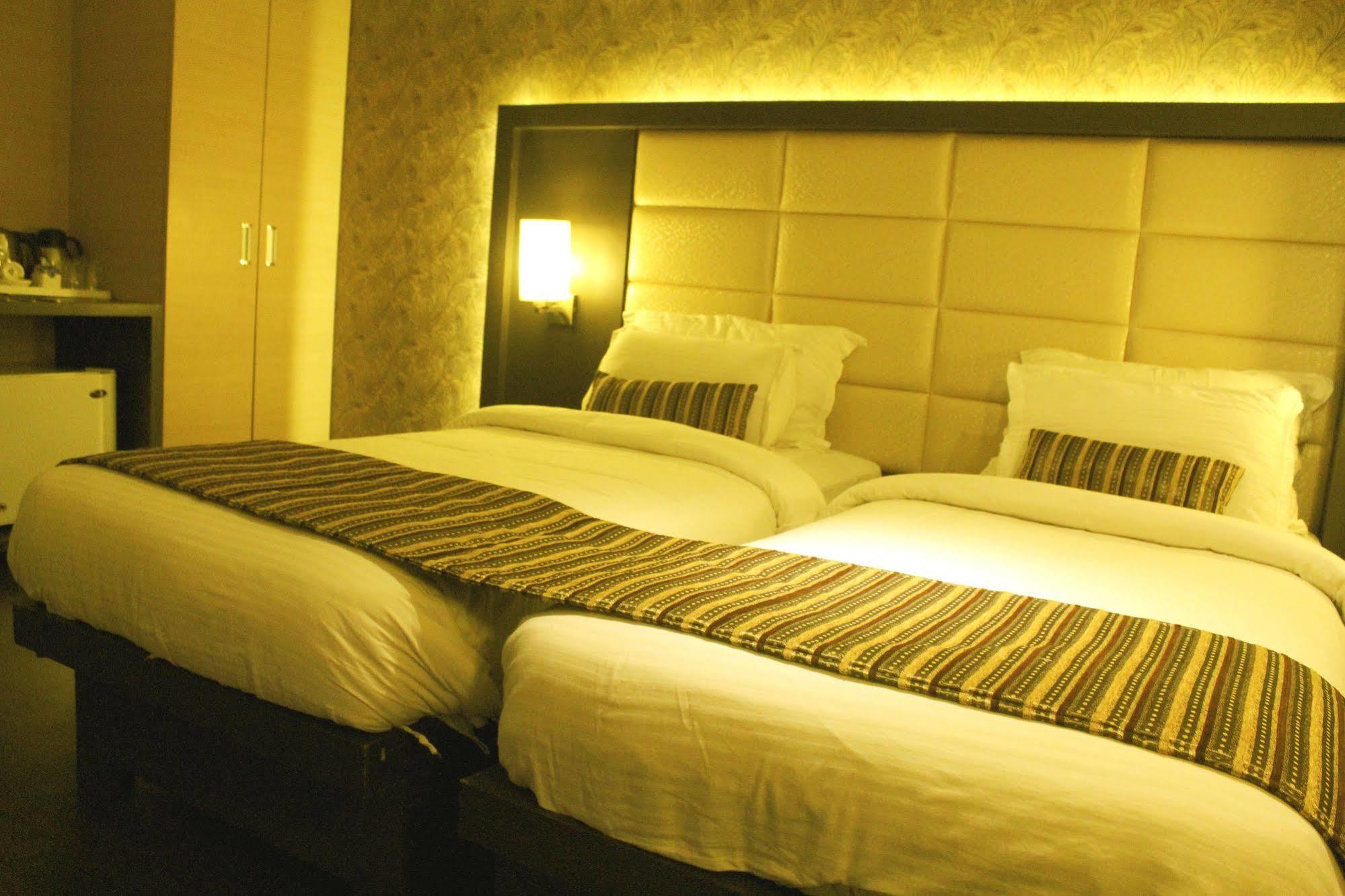 Hotel Galaxy Мумбаи Экстерьер фото